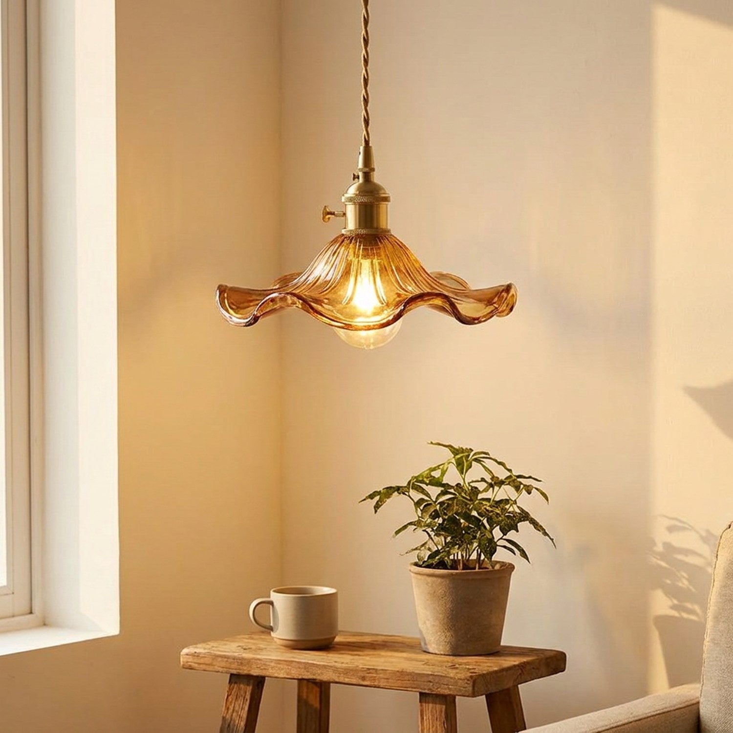 Suspension fleur ambrée dans un coin salon avec plante verte