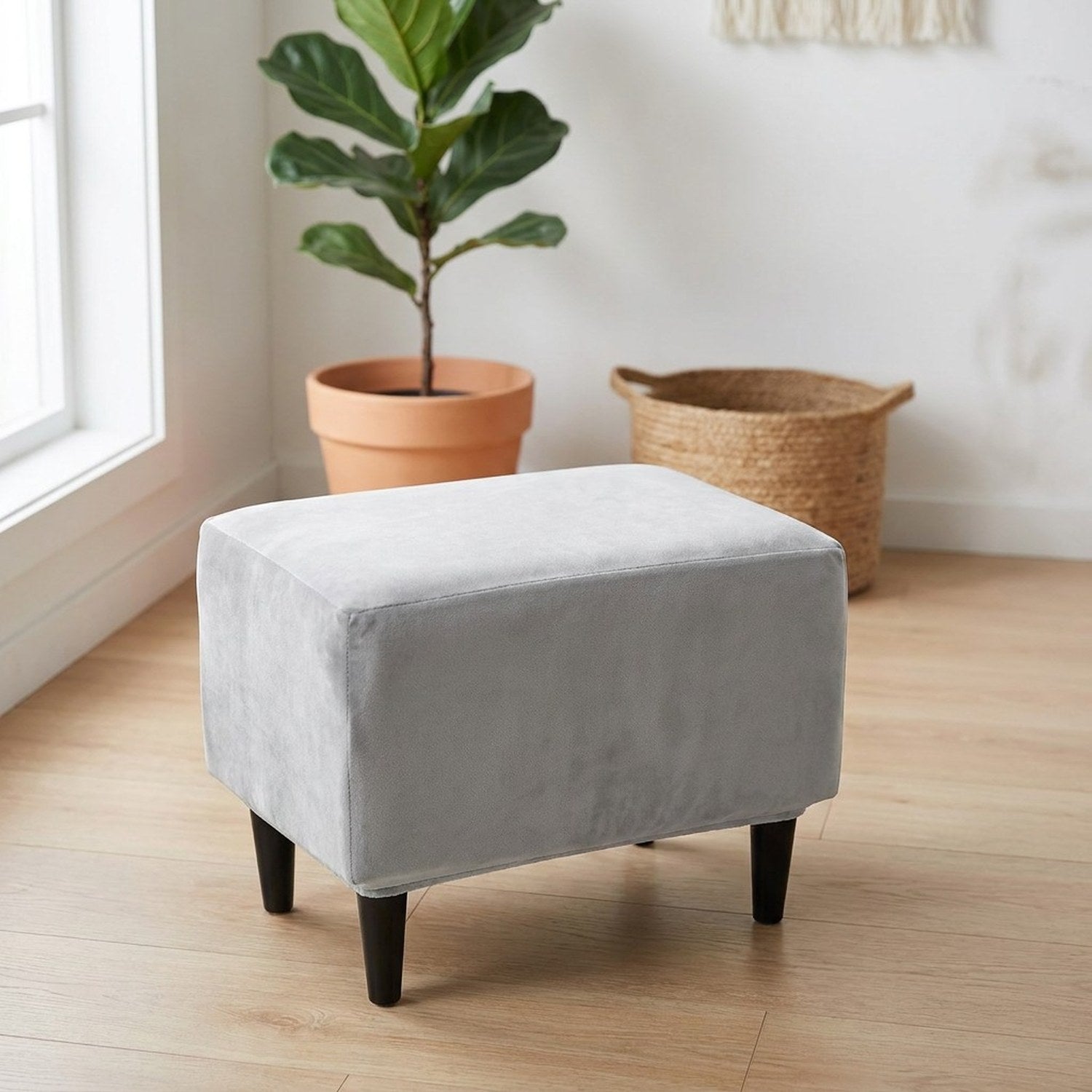 Housse de repose-pieds grise dans un salon scandinave lumineux