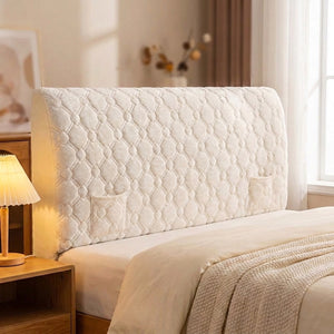 Tête de lit matelassée ivoire avec poches latérales dans une chambre lumineuse