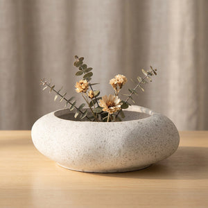 Vase galet en céramique blanche avec fleurs séchées