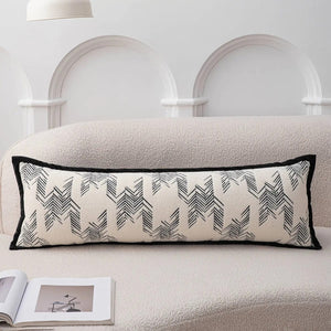 Photo du traversin motif chevrons noirs sur canapé bouclette beige