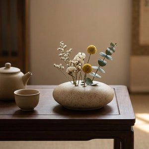 Vase galet sur une table à thé zen avec théière en céramique