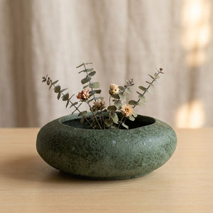 Vase galet en céramique verte avec fleurs séchées