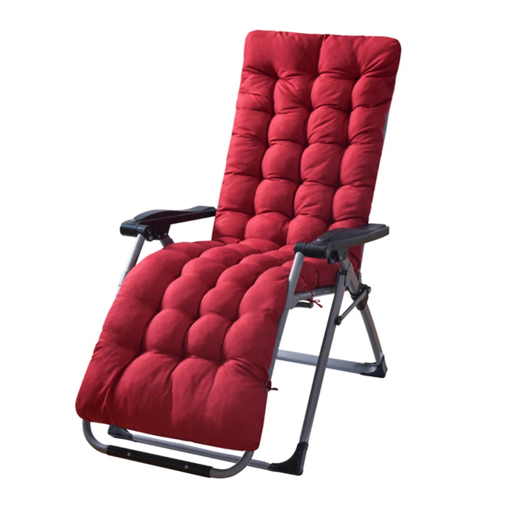 Coussin bain de soleil capitonné épais installé sur un transat inclinable, avec matelassage visible et attaches de fixation, conçu pour offrir une assise longue et confortable en extérieur.