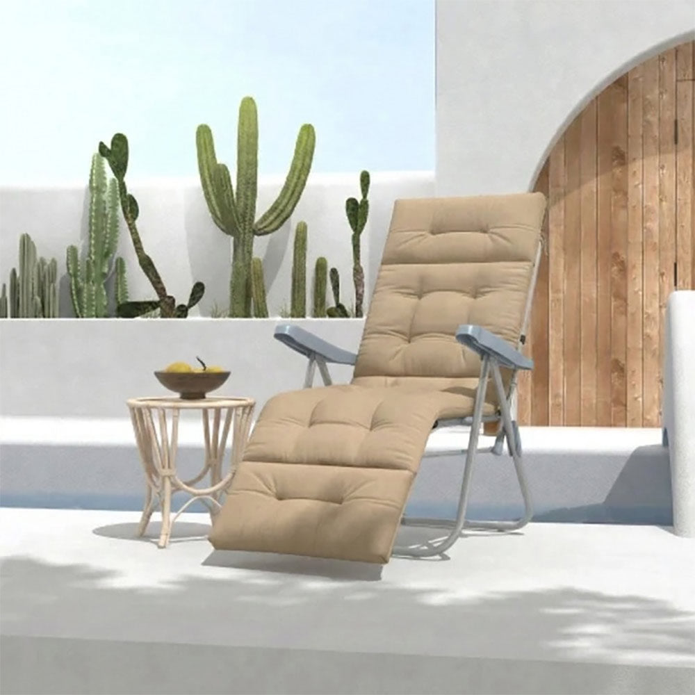 Coussin bain de soleil moelleux confortable installé sur un transat inclinable avec accoudoirs, doté d’un capitonnage visible et d’attaches latérales pour un maintien stable en extérieur.