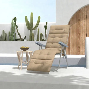 Coussin bain de soleil moelleux confortable installé sur un transat inclinable avec accoudoirs, doté d’un capitonnage visible et d’attaches latérales pour un maintien stable en extérieur.