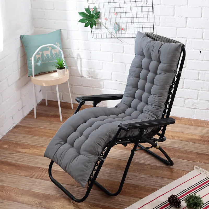 Un coussin chaise longue inclinable capitonné confortable installé sur une chaise longue inclinable avec accoudoirs, offrant une assise longue et rembourrée pour la détente.