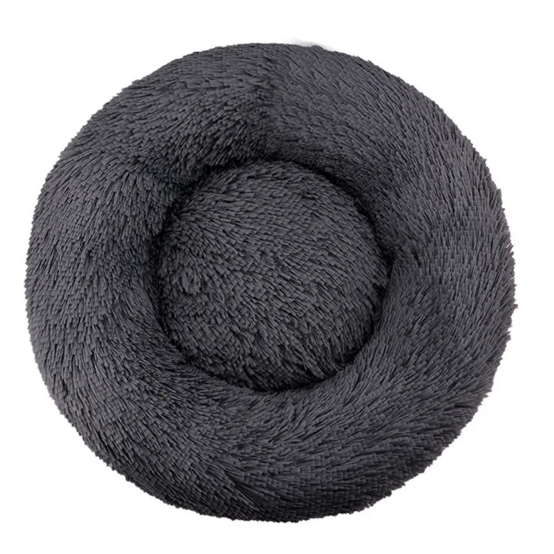 Un coussin chat en peluche confortable de forme ronde avec un bord épais et un centre moelleux, conçu comme un petit nid douillet pour permettre au chat de se lover et se reposer confortablement.