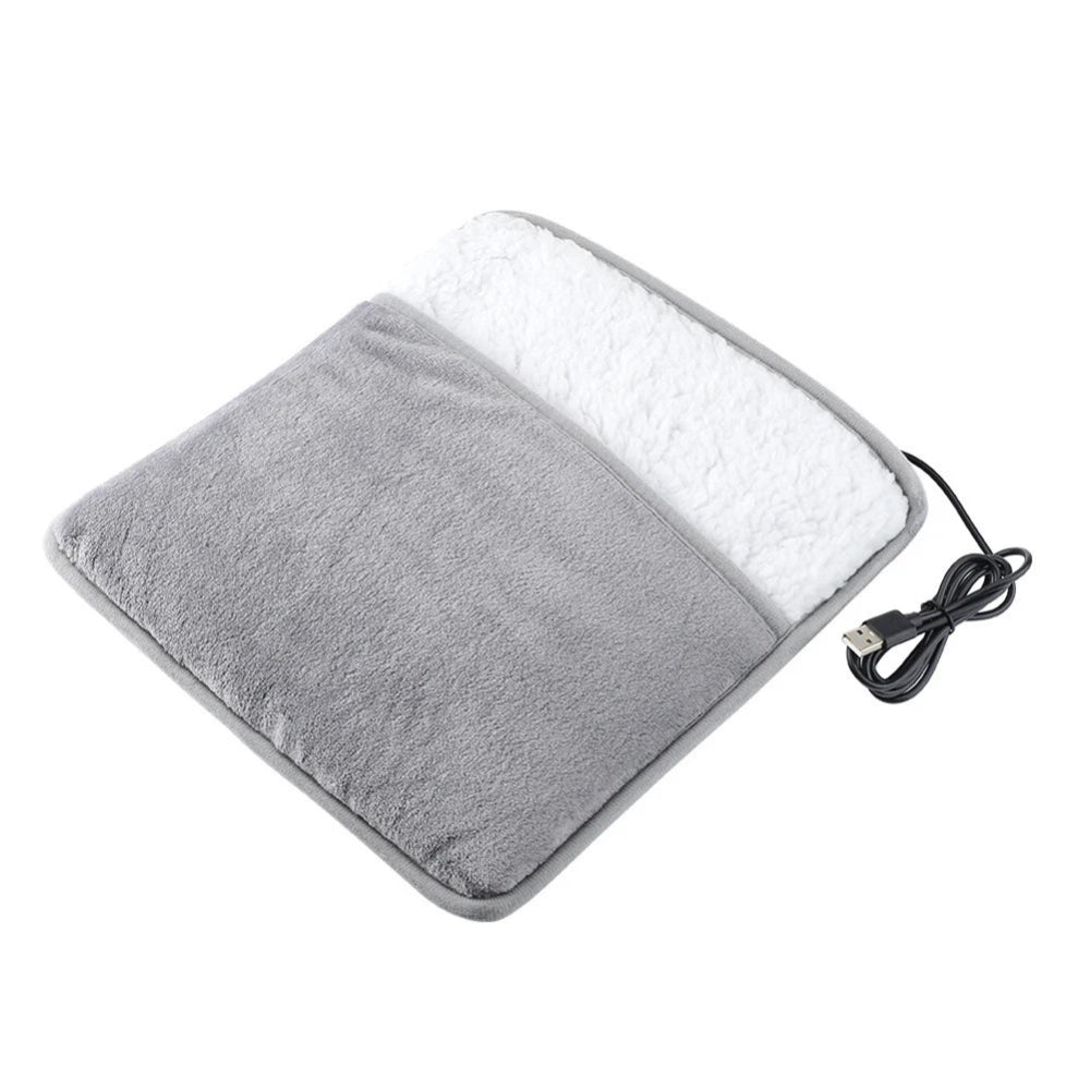 Un coussin chauffant doux pour pieds avec une ouverture moelleuse et un câble d’alimentation, conçu pour garder les pieds au chaud pendant les moments de détente.