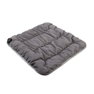 Un coussin chauffant électrique matelassé, posé à plat, avec une surface douce et rembourrée, conçu pour diffuser une chaleur confortable et relaxante.