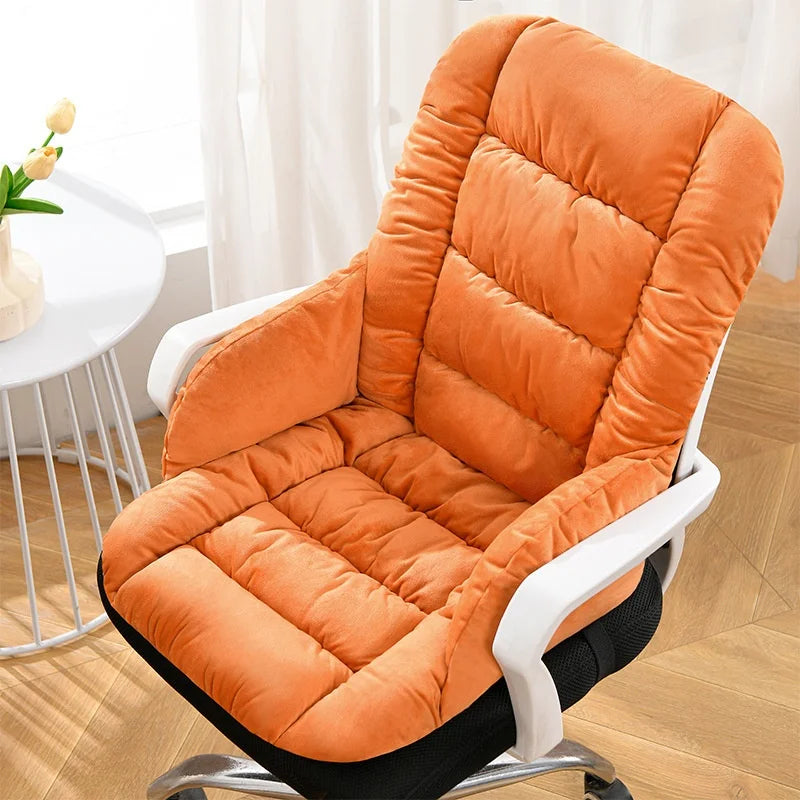 Un coussin chauffant électrique à chaleur réglable posé sur une chaise de bureau, avec une assise épaisse et rembourrée offrant un confort enveloppant dans un intérieur lumineux.