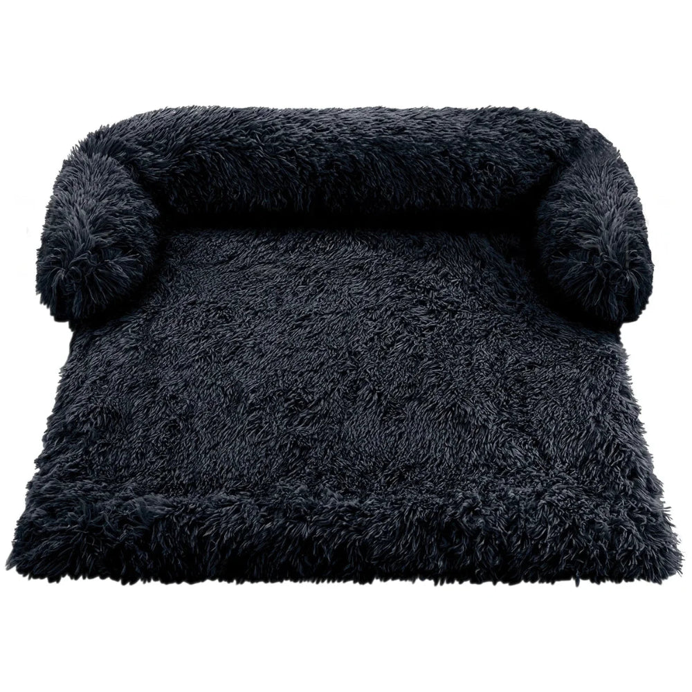 Un coussin chien doux et moelleux avec texture duveteuse et rebords épais formant un couchage confortable pour animal, présenté sur fond clair.