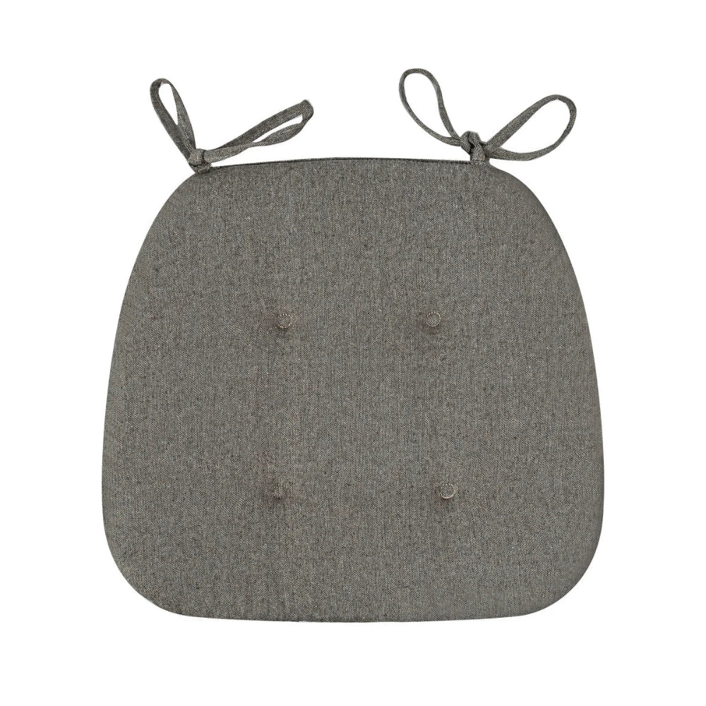Coussin d’assise épais en forme de fer à cheval respirant, avec surface capitonnée et attaches à nouer, conçu pour offrir un soutien confortable sur une chaise.