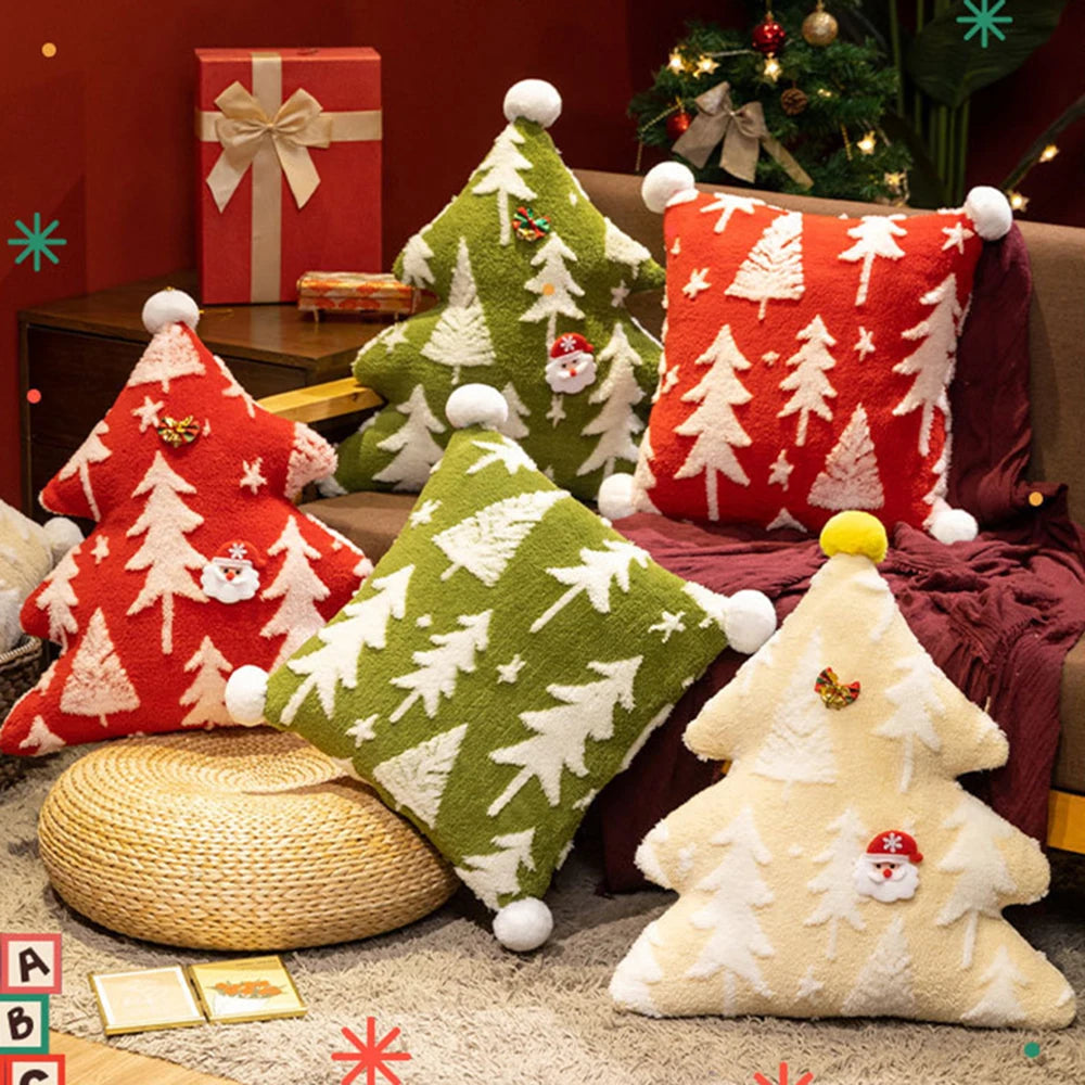 Coussins de Noël brodés avec motif sapin en relief, disposés sur un canapé et un tapis, créant une ambiance chaleureuse et festive dans un salon.