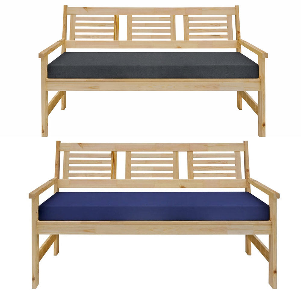 Un coussin de banc épais imperméable et moelleux posé sur un banc en bois avec dossier et accoudoirs, conçu pour offrir une assise longue et confortable.