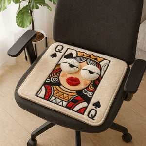 Coussin de chaise carré antidérapant avec motif ludique inspiré d’une carte à jouer, posé sur une chaise de bureau, offrant une surface moelleuse et une base stable adaptée à un usage quotidien.