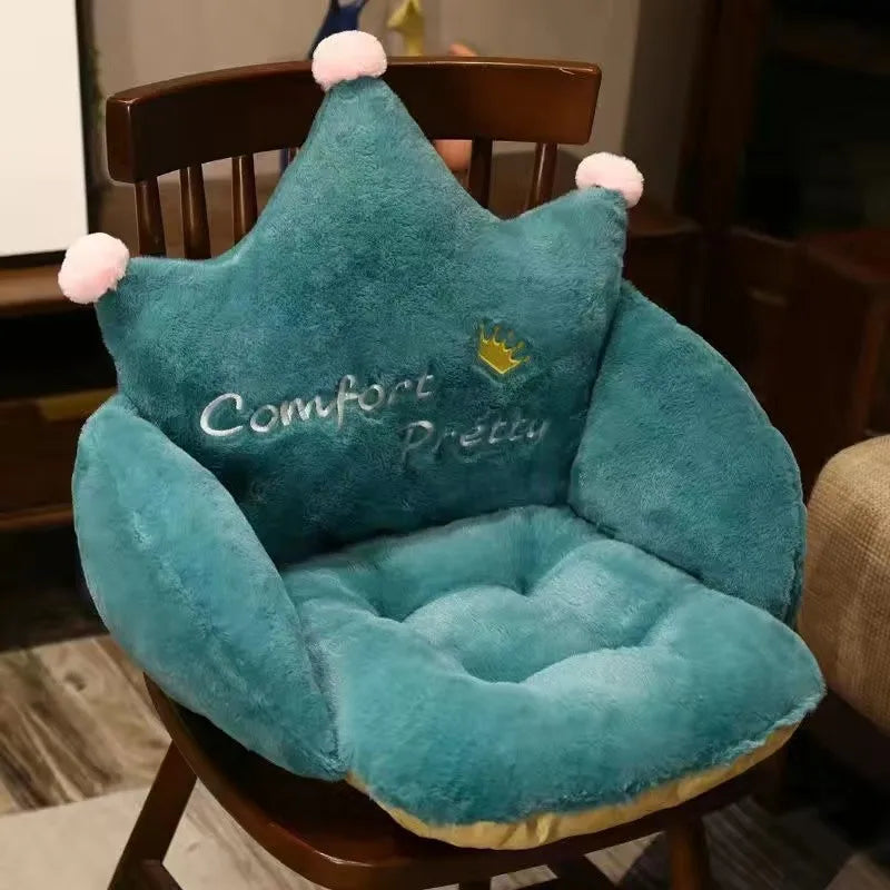 Coussin de chaise design ludique avec dossier arrondi, accoudoirs rembourrés et détails décoratifs comme des oreilles et motifs brodés, installé sur une chaise en bois pour une assise douce et enveloppante.