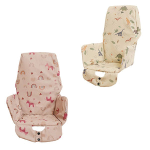 Coussin de chaise haute doux et confortable pour assise sécurisée, avec dossier enveloppant et ouvertures pour harnais, décoré de motifs enfantins, conçu pour offrir maintien et confort à bébé.