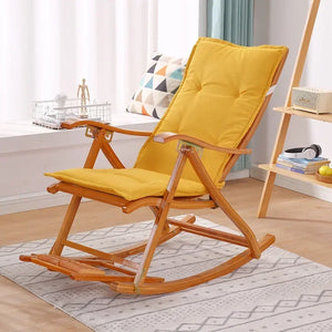 Coussin de chaise longue à bascule moderne, installé sur une chaise en bois basculante, avec capitonnage visible et forme allongée couvrant dossier et assise.
