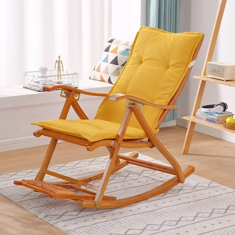 Coussin de chaise longue à bascule moderne, installé sur une chaise en bois basculante, avec capitonnage visible et forme allongée couvrant dossier et assise.