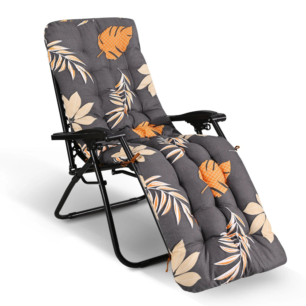 Coussin de chaise longue à motif floral, avec capitonnage visible et imprimé végétal, installé sur une chaise longue inclinable pour une assise confortable et décorative.