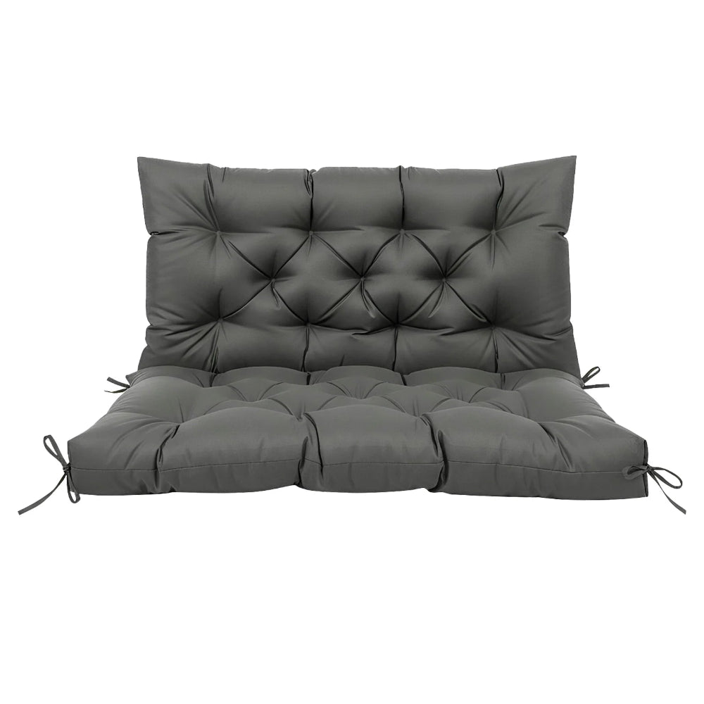 Coussin extérieur imperméable épais confortable avec matelassage capitonné et liens de fixation sur les côtés, conçu pour habiller un banc ou une banquette de jardin.