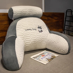 Coussin lit confortable avec dossier ergonomique doté d’un appui-tête et d’accoudoirs latéraux, surface texturée avec motif en relief et inscription décorative au centre.