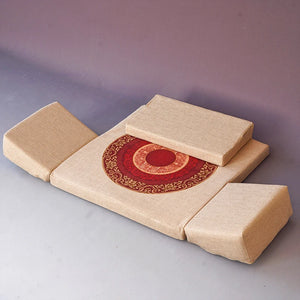 Un coussin de méditation pliable ergonomique composé de plusieurs sections rembourrées avec un motif central décoratif, conçu pour soutenir la posture pendant les séances de méditation.