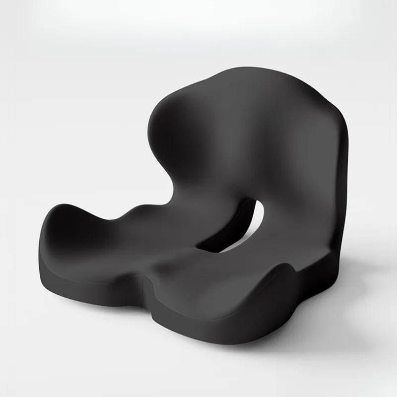Un coussin mémoire de forme design contemporain avec une forme ergonomique sculptée et une ouverture centrale, conçu pour améliorer le confort d’assise sur une chaise.