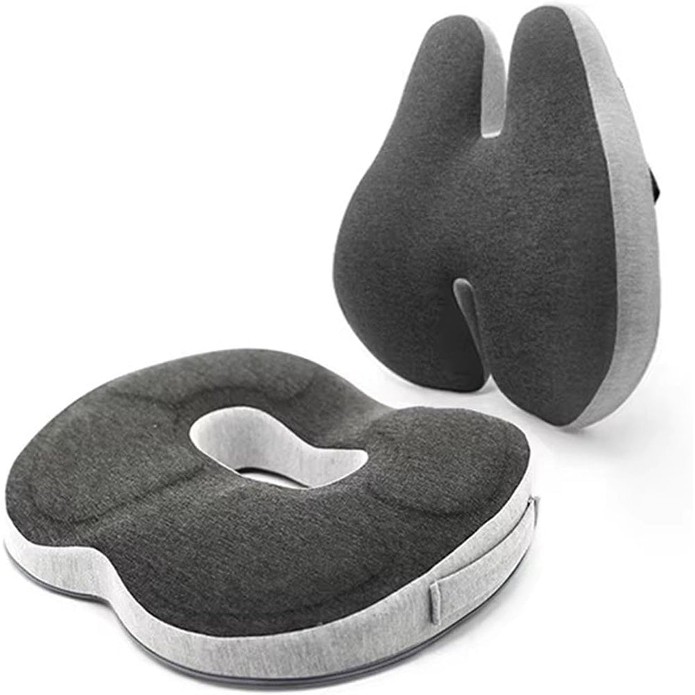 Un coussin mémoire de forme ergonomique moderne avec une forme sculptée et une ouverture centrale, conçu pour offrir un soutien confortable lors de la position assise.
