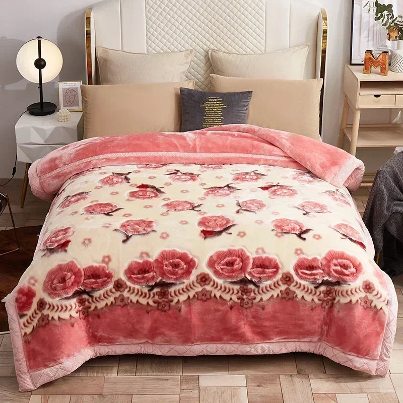 Une couverture lestée avec bordure travaillée et motifs floraux détaillés, disposée sur un lit élégant avec coussins assortis, créant une ambiance chaleureuse et apaisante dans une chambre raffinée.