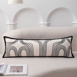 Photo du traversin motif arches noires sur canapé bouclette beige
