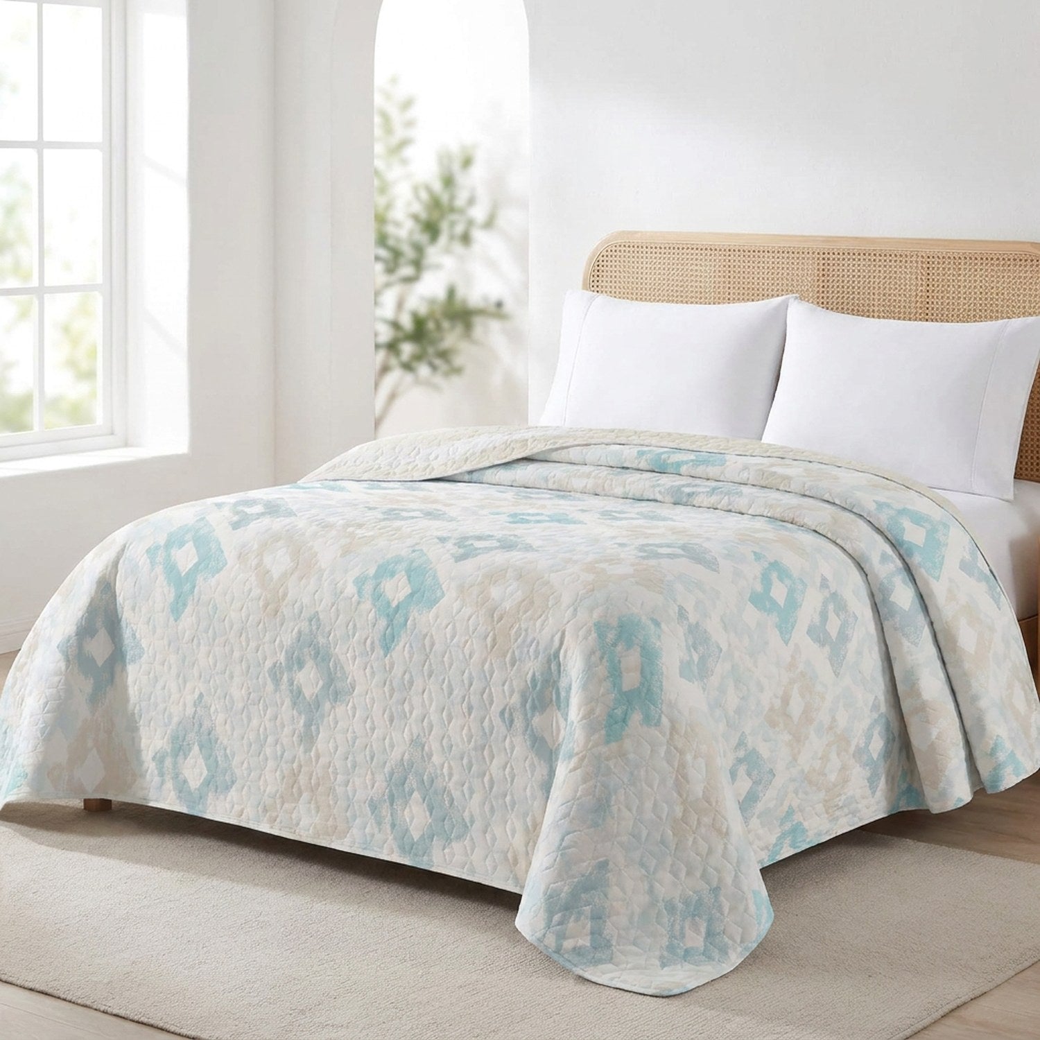 Jeté de lit réversible à losanges turquoise sur un lit dans une chambre bohème