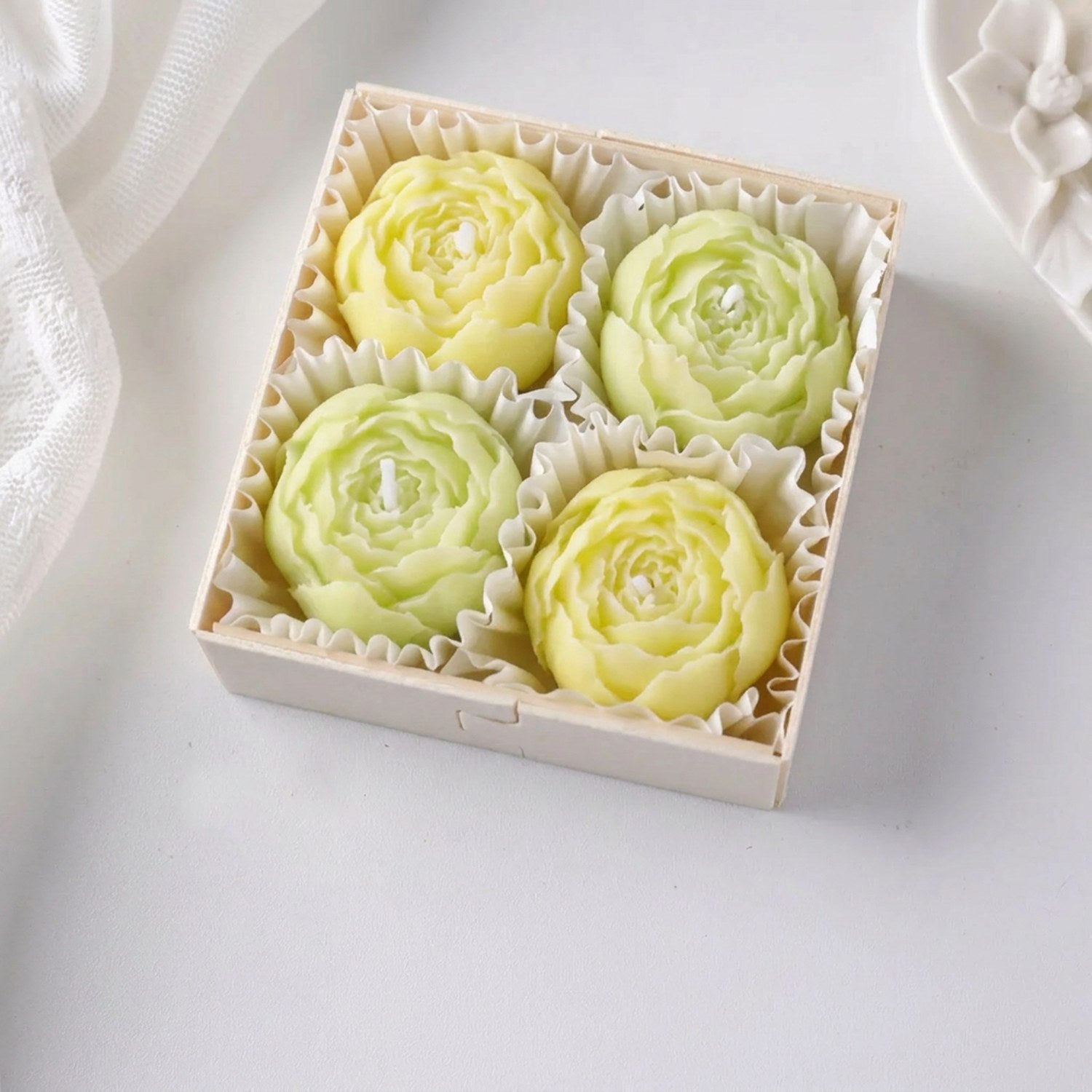 Coffret de quatre bougies parfumées en forme de rose verte