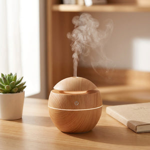 Diffuseur d'arômes effet bois sur un bureau avec une plante grasse