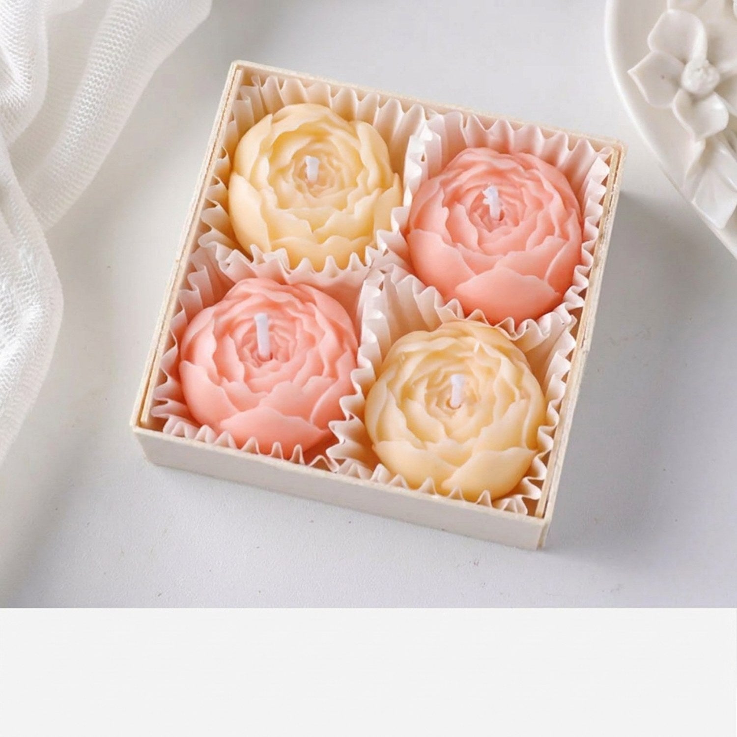 Coffret de quatre bougies parfumées en forme de rose beige champagne