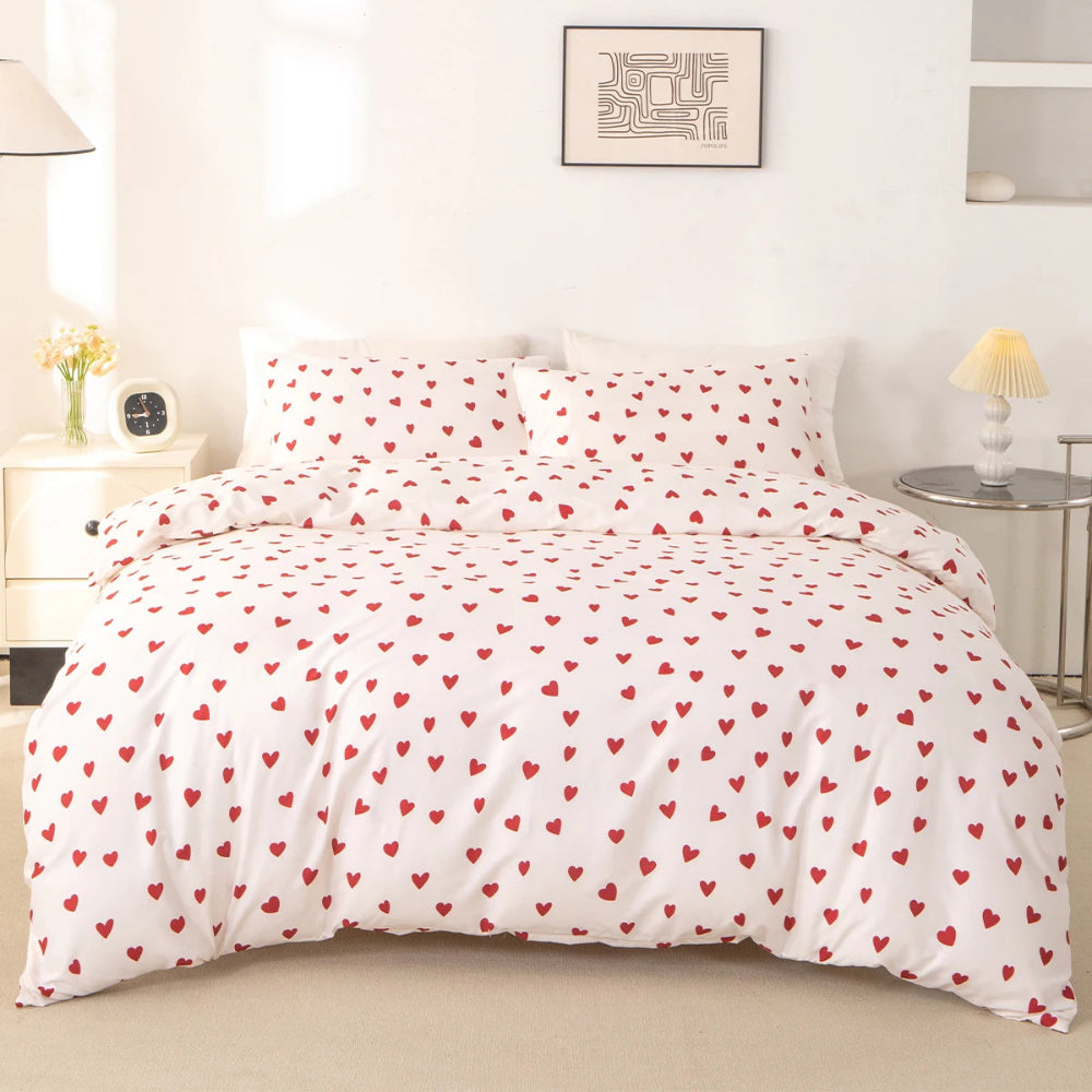 Parure de lit cœur design minimaliste avec nombreux petits cœurs répartis sur la housse de couette et les taies d’oreiller, présentée dans une chambre lumineuse au style épuré.