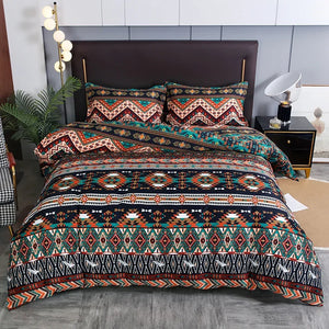 Une parure de lit bohème avec motifs géométriques colorés et frises ethniques, installée dans une chambre moderne avec tête de lit foncée et lampes design.