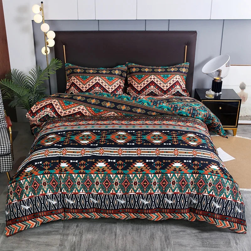 Une parure de lit bohème avec motifs géométriques colorés et frises ethniques, installée dans une chambre moderne avec tête de lit foncée et lampes design.