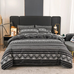 Parure de lit bohème motif Aztèque avec frises géométriques inspirées de l’art traditionnel, présentée sur un lit dans une chambre moderne avec tête de lit sombre et lampes décoratives.