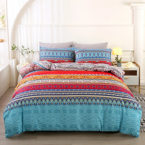 Une parure de lit bohème style ethnique avec bandes colorées et motifs géométriques, installée dans une chambre lumineuse au mobilier clair et ambiance chaleureuse.
