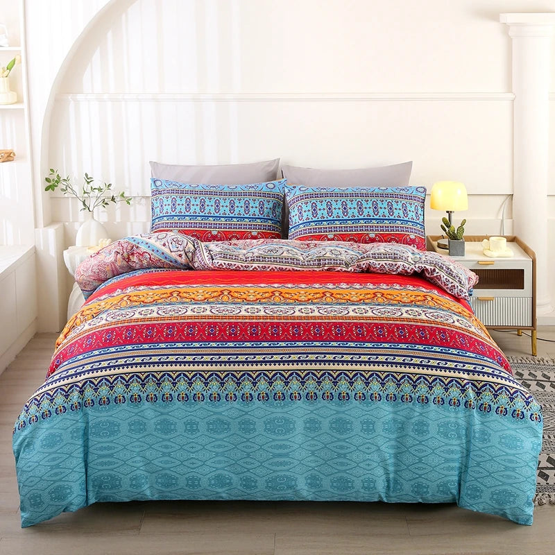 Une parure de lit bohème style ethnique avec bandes colorées et motifs géométriques, installée dans une chambre lumineuse au mobilier clair et ambiance chaleureuse.