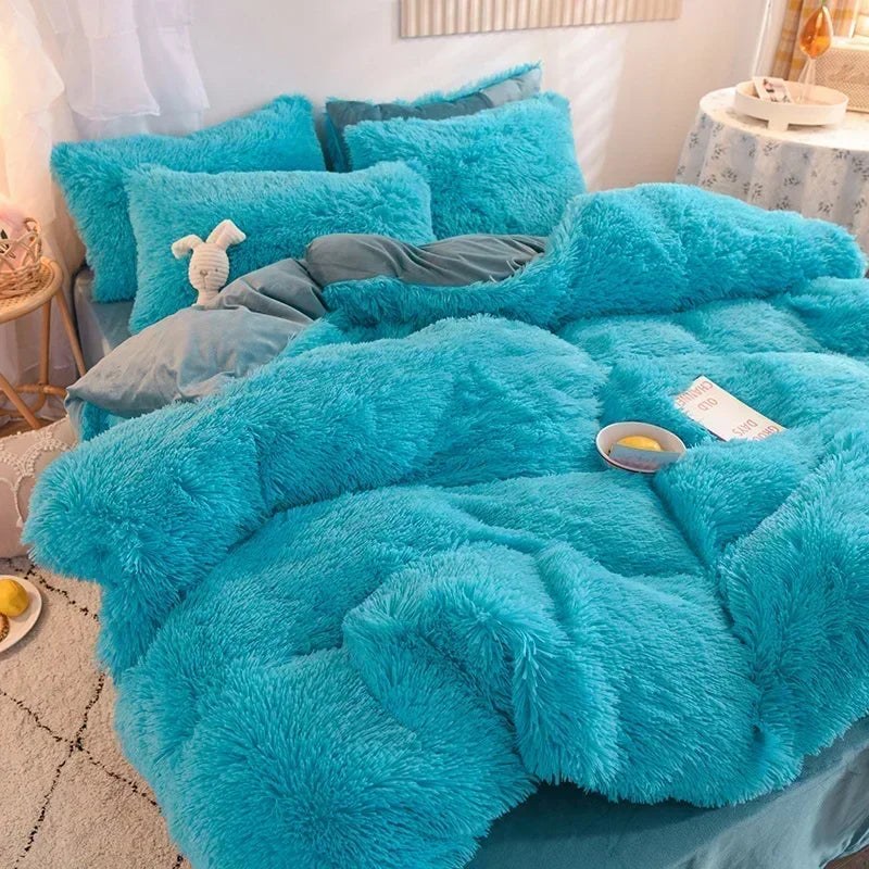 Une parure de lit chic ultra douce en tissu duveteux turquoise, épaisse et moelleuse, disposée dans une chambre cosy avec coussins assortis et ambiance chaleureuse.