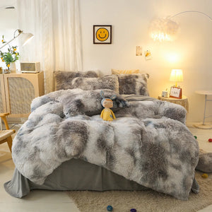Une parure de lit cocooning grise en texture fourrure épaisse et moelleuse, installée dans une chambre chaleureuse avec éclairage doux et ambiance cosy.