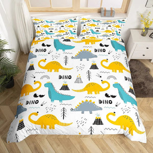 Parure de lit dinosaure motif cartoon avec grand dinosaure rose devant un château violet et ciel étoilé, posée sur un lit avec deux taies d’oreiller assorties dans une chambre lumineuse.