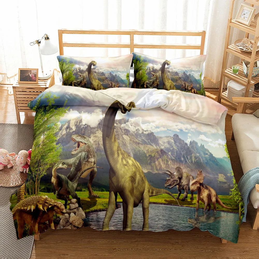 Une parure de lit dinosaure paysage préhistorique avec plusieurs dinosaures dans un décor naturel de montagnes et rivière, installée dans une chambre lumineuse en bois.