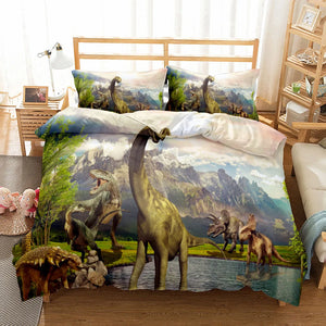 Une parure de lit dinosaure paysage préhistorique avec plusieurs dinosaures dans un décor naturel de montagnes et rivière, installée dans une chambre lumineuse en bois.