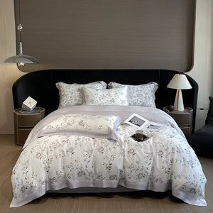 Une parure de lit fleurie design classique avec motifs floraux fins sur fond clair, installée dans une chambre élégante avec tête de lit sombre et lampes modernes.
