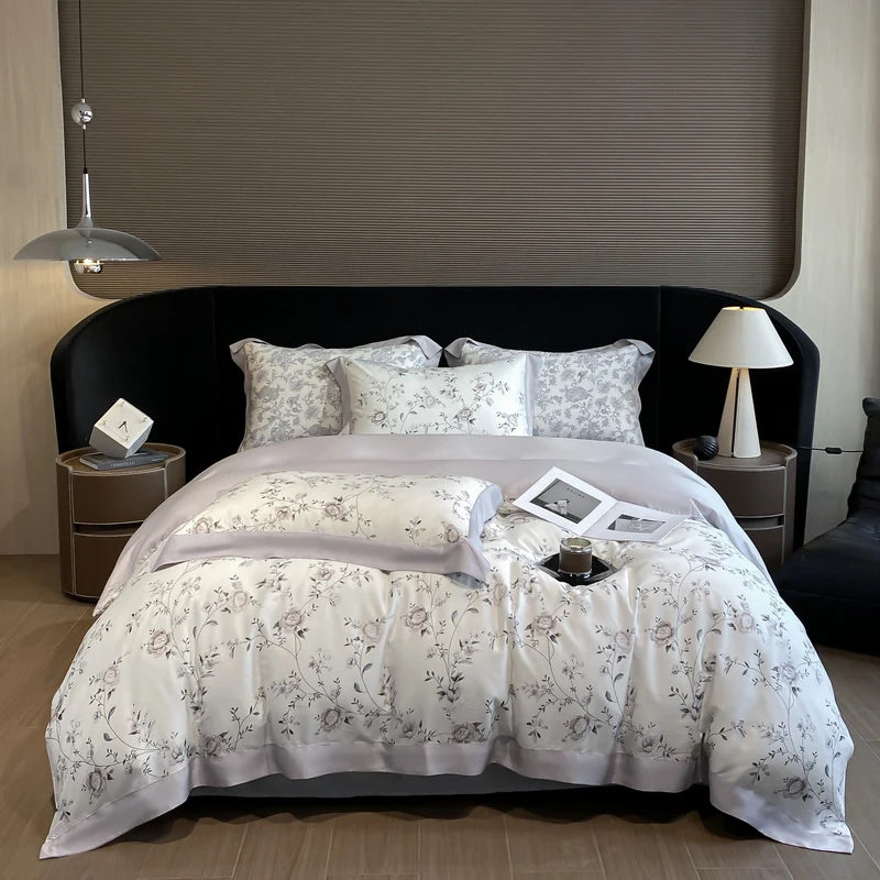 Une parure de lit fleurie design classique avec motifs floraux fins sur fond clair, installée dans une chambre élégante avec tête de lit sombre et lampes modernes.