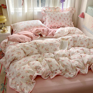 Une parure de lit fleurie romantique avec petits motifs roses et bordures à volants, disposée dans une chambre lumineuse aux tons pastel et ambiance douce.